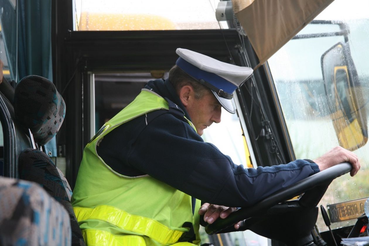 Policjanci kontrolują autokary. Są nieprawidłowości